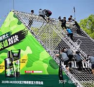 “泥泞冲刺：雨后赛道上的疯狂对决”