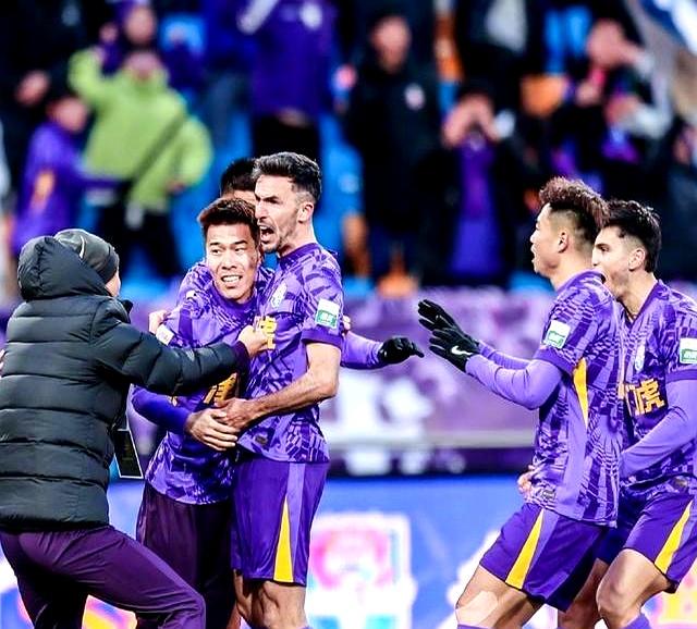 中超联赛冠军归属悬念升级,引发球迷热议的简单介绍 中超联赛冠军归属悬念升级,引发球迷热议的简单介绍